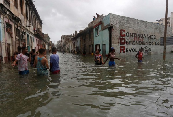 Turistas celebran y cubanos nadan en las calles tras paso de Irma por Cuba