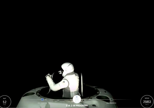 prima passeggiata spaziale privata della storia. Il capo della missione Polaris Down di SpaceX, il miliardario Jared Isaacman, e una dipendente della società, Sarah Gillis, si sono avventurati, uno alla volta, per breve tempo fuori dalla navicella. 