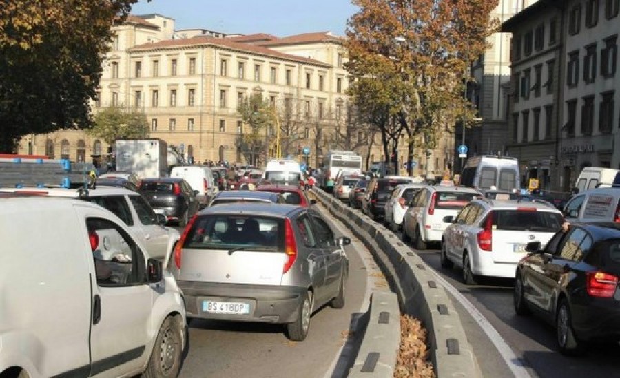 Firenze - Arianna Xekalos (M5S) «Inutile avere più taxi nelle ore di punta se non si sblocca il traffico della città»