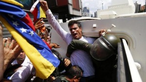 El dirigente opositor venezolano Leopoldo López se entregó a miembros de la Guardia Nacional (GNB, policía militarizada), el 18 de febrero de 2014, en una plaza en Caracas (Venezuela).