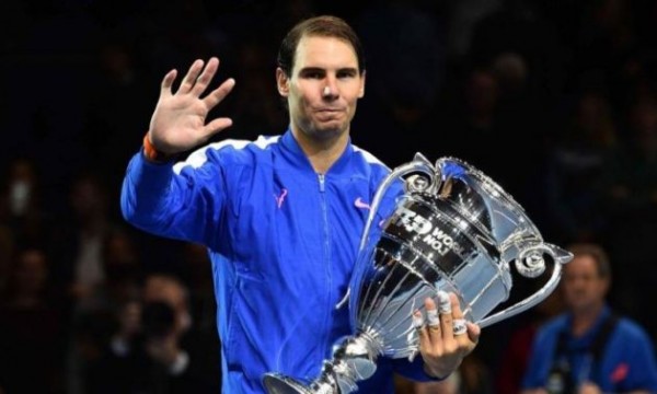 El español Rafael Nadal recibió este viernes el trofeo que le acredita como número uno del mundo después de ganar al griego Stefanos Tsitsipas, en las Finales ATP que se juegan en Londres.