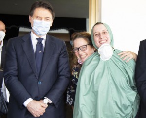Silvia Romano, con túnica verde, junto al premier italiano Giuseppe Conte, poco después de llegar a Roma