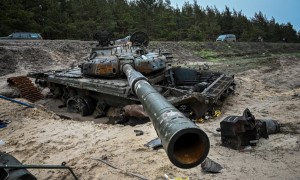 Un carro armato distrutto in Ucraina