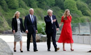 Il presidente Usa Joe Biden e il Primo Ministro britannico Boris Johnson con le rispettive mogli in Cornovaglia per il vertice G7 