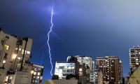 Un fulmine colpisce la città di Buenos Aires durante un temporale 