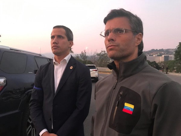 Liberado Leopoldo López, apareció al lado de Guaidó en La Carlota