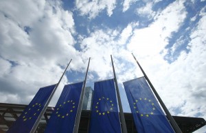 Unión Europea aprueba aplicar sanciones al gobierno venezolano e imponer un embargo de armas