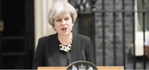 Siria: per i media Theresa May avrebbe già inviato i sottomarini, oggi riunione d&#039;emergenza