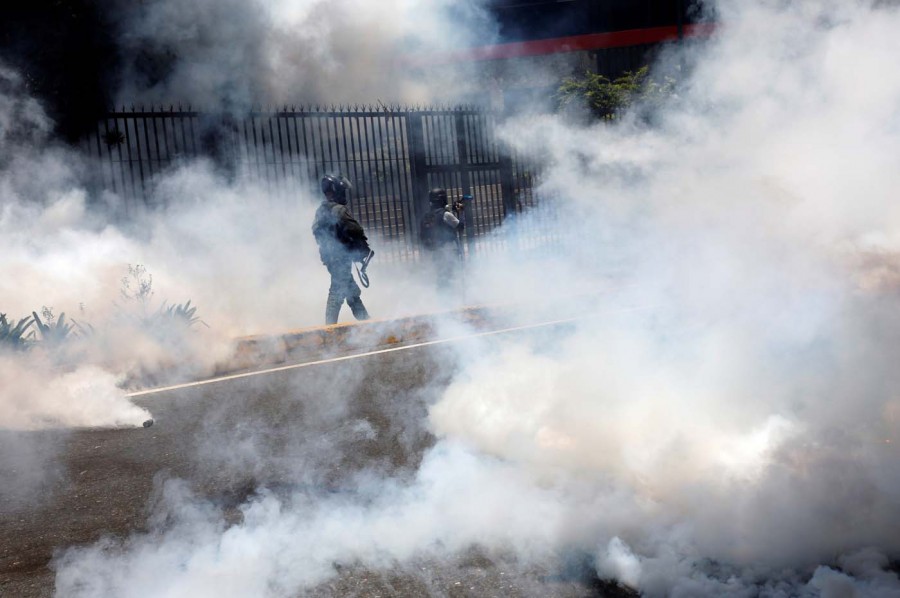 Feroz represión contra manifestantes en Caracas… Los corrieron a bombazos