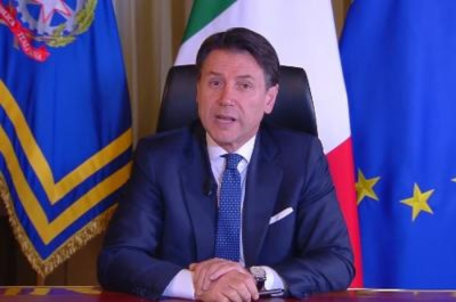 Conte: &quot;Manovra economica poderosa, diga per Italia&quot; Salvini: &quot;Passeggiata? Anche io devo fare spesa&quot;