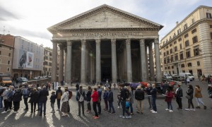 Turisti a Roma in fila per l&#039;ingresso al Pantheon 