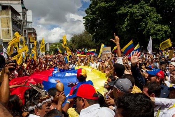 Venezuela: manifestazione-fiume dell&#039;opposizione democratica, Maduro denuncia progetto golpista