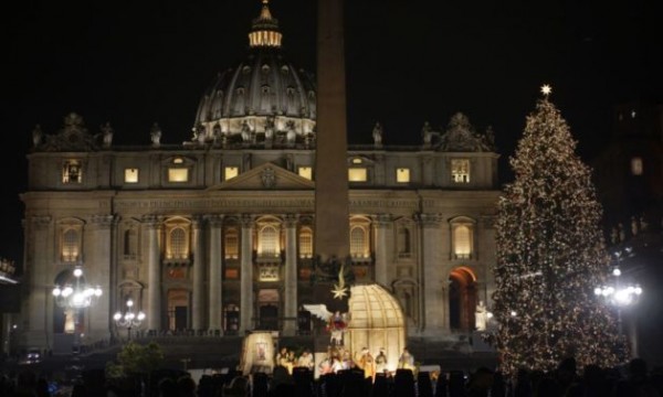 Árbol de Navidad y Pesebre adornan Plaza de San Pedro