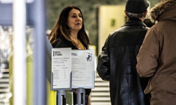 Persone in fila alla Posta per chiedere il reddito di cittadinanza