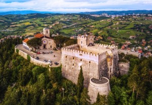 Castillo Monforte, construido alrededor de 1450 sobre los restos de una construcción normanda, en una colina que domina toda la ciudad