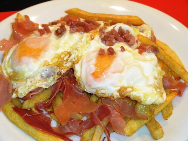 Huevos rotos con patatas y jamón serrano