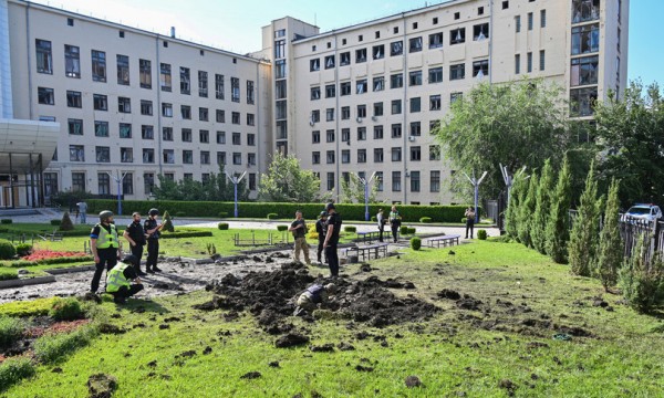  Il cratere causato dalla caduta di un missile nel cortile dell&#039;università di Kharkyv