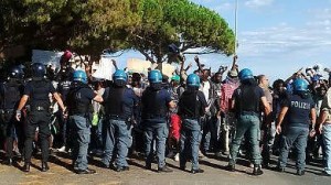 Crisi migranti: in centinaia forzano la frontiera italo-francese ferito un rifugiato