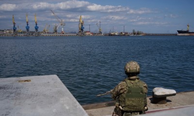 Soldato russo nel porto di Mariupol 