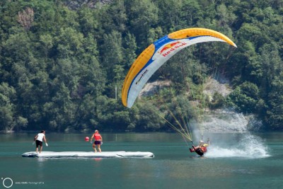 Acrobazia in parapendio sul Lago dei Tre Comuni in Friuli (immagini di Sonia Ridolfo Fotografia)