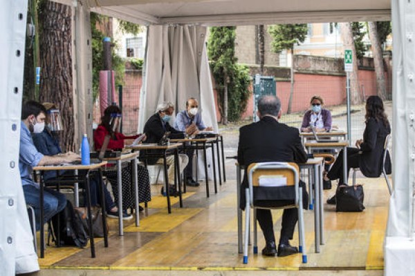 Al via la maturità post-covid. Azzolina: &#039;Felice di rivedere le scuole aperte&#039;