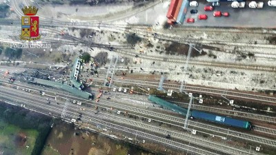 Al menos tres muertos al descarrilar un tren en Milán