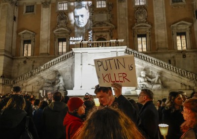 Fiaccolata a Roma per Navalny. La sua immagine proiettata sul Campidoglio