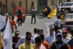 La violenza del regime ha attaccato il presidente Juan Guaidó a Barquisimeto Le foto rivelano il momento in cui i gruppi armati hanno puntato direttamente contro Juan Guaidó