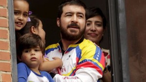 El ex alcalde opositor venezolano Daniel Ceballos es trasladado a la cárcel