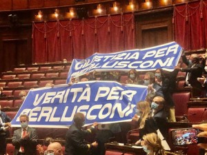 Le scritte sui cartelloni alla Camera ad inizio di seduta dai deputati di Forza Italia al termine dell&#039;intervento della Capogruppo Mariastella Gelmini 