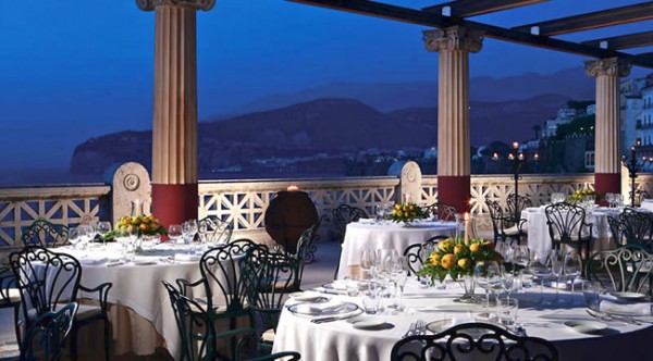 Comer en Sorrento con el Monte Vesubio y la bahía de Nápoles de fondo
