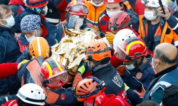 Turchia: bimba di tre anni estratta viva dalle macerie dopo 65 ore. Bilancio vittime in  sale a 83.