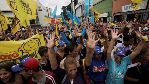 Venezuela, opposizione antichavista e sostenitori di Maduro in piazza