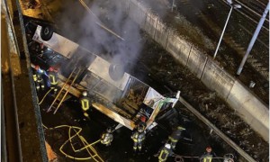 Un pullman precipita da un cavalcavia a Mestre e si incendia. 21 morti e 18 feriti