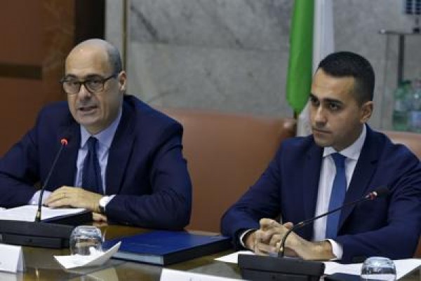 Governo, riparte la trattativa Pd-M5s. Terminata riunione dei capigruppo. Il Pd apre su Conte: &quot;Ma no a Di Maio vicepremier&quot;