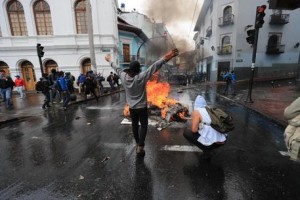 Ecuador: prosegue stato di emergenza Governo respinge richiesta di revoca del decreto sui carburanti, scontri tra polizia e manifestanti