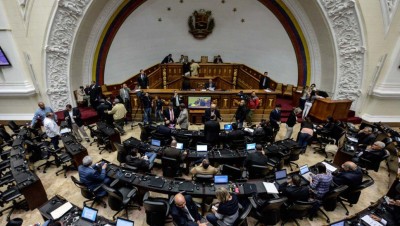 El Parlamento venezolano declara el abandono de cargo del presidente Maduro