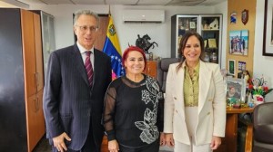 El embajador italiano junto a la viceministra de Turismo y la ministra de Relaciones Exteriores para Europa. 