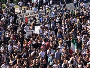 Coronavirus, no mask e negazionisti in piazza: &quot;Siamo il popolo italiano&quot;