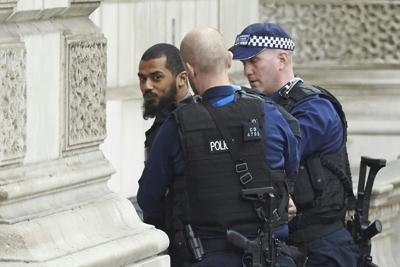 Londra, fermato ieri a Westminster armato di coltelli: &quot;È terrorismo&quot; e a Willesden Ferita una terrorista di 20 anni