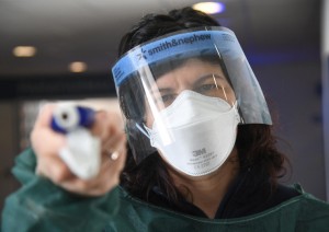 Coronavirus, Mattarella, serve unità di intenti. Primo morto a Roma. Rinviato sine die il referendum del 29 marzo, moratoria dei crediti