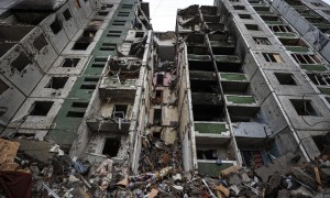 Un edificio civile distrutto da un bombardamento russo in Ucraina