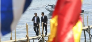 Il primo ministro greco Alexis Tsipras (a sinistra) e il suo omonimo macedone Zoran Zaev (a destra), poco prima dello storico accordo sul nome della Macedonia