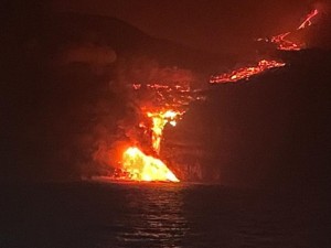Canarie: piramide di lava di 50 metri nell&#039;oceano e gas