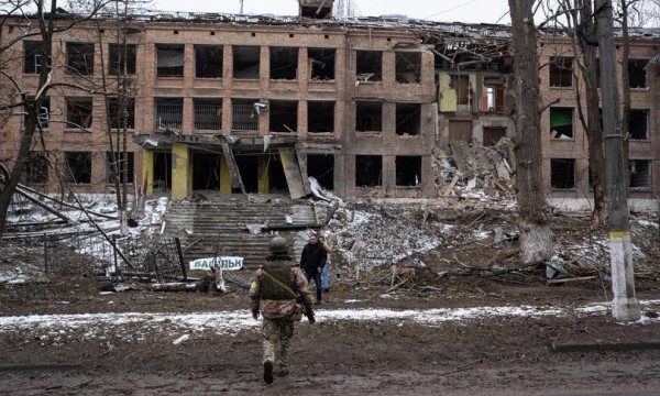 Una scuola distrutta da un missile a Vasylkiv, alle porte di Kiev 