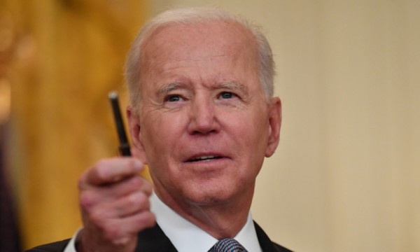 Biden chiama Xi: &quot;Evitare conflitti&quot;. Prima telefonata dopo sette mesi