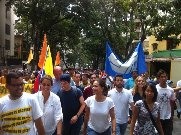 Miles de estudiantes piden en la calle el revocatorio a Nicolás Maduro