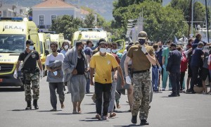 Sopravvissuti al naufragio nel porto di Kalamata