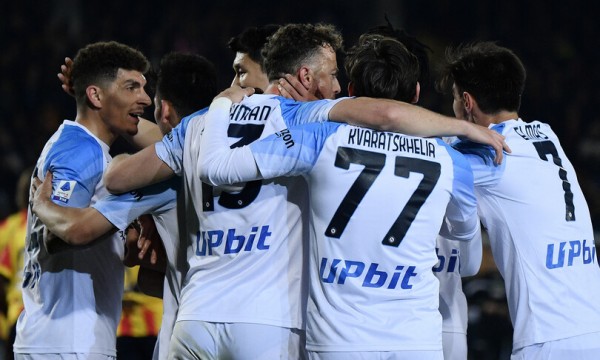  I giocatori del Napoli si abbracciano dopo la vittoria contro il Lecce  
