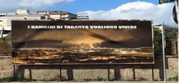 Taranto - Ricompaiono i manifesti dei Genitori Tarantini per denunciare l&#039;inquinamento